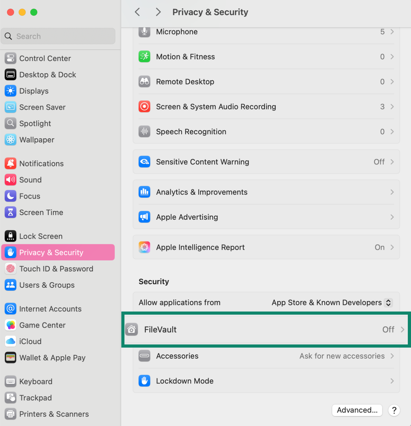 Privacy & Security settings showing FileVault option turned off.