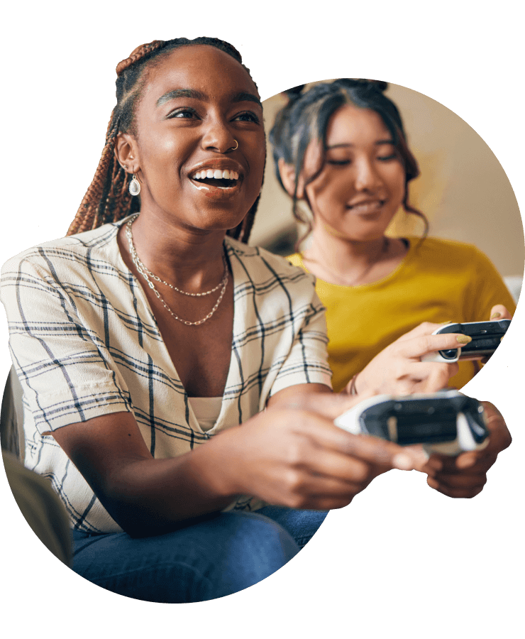 Verschiedene Spielkonsolen und -geräte.