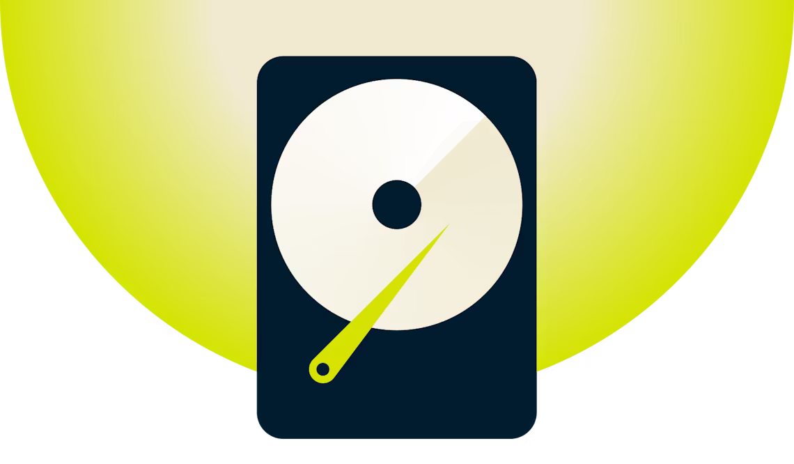 Festplatte vor gelbem Hintergrund.