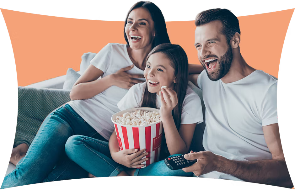 En familie som strømmer en serie hjemme