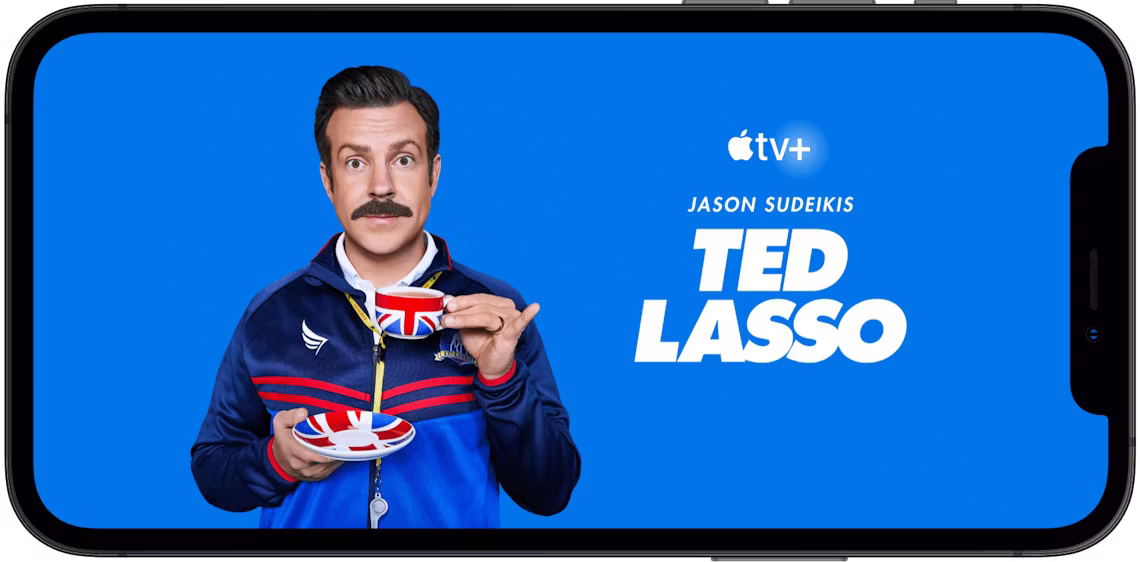 Oglądaj serial Ted Lasso streamowany z Apple TV+ na iPhonie