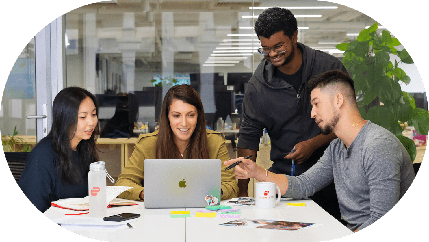 Ansatte hos ExpressVPN som samarbeider